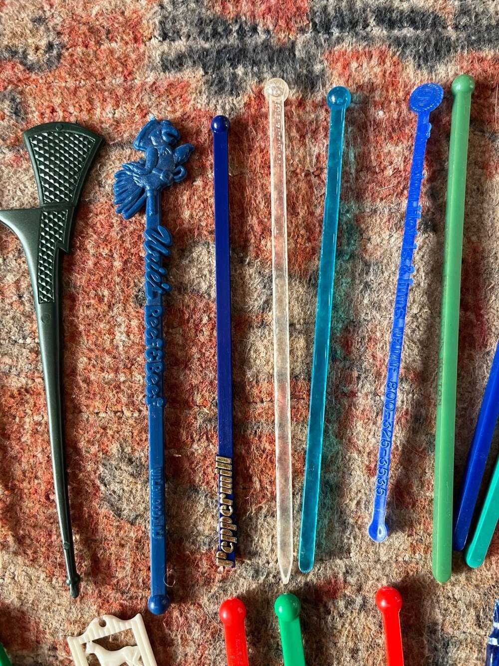 Vintage Lot of 29 Plastic Swizzle Sticks & Drink Stirrers - Airlines, Hotels, Re - Picture 5 of 7